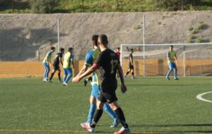 El Recreativo Bahía de Algeciras, que acaba con nueve, se adelanta al CD Caetaria, pero éstos terminan goleando (7-1)
