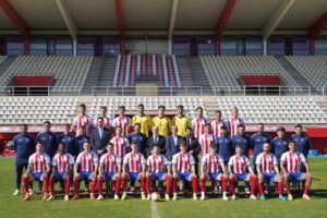 La primera plantilla del Algeciras CF, con la presencia del alcalde, se hace la foto oficial de la temporada 25/26