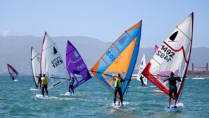 El regatista linense Nacho Pérez Lago comienza tercero en casa en el Campeonato de Andalucía de Windsurfer