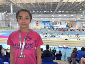 Paula Racero, del Club Atletismo La Inmaculada Algeciras, gana la medalla de bronce en el Andaluz Sub-16