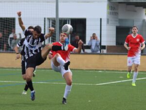 El CD San Roque vence al colista AD Nueva Jarilla (1-3), mete tres puntos al quinto y se coloca a un triunfo del líder