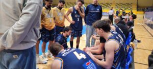La ULB pierde por 63-86 en un mal partido ante el CB Marbella, pero consigue la permanencia en la Tercera FEB