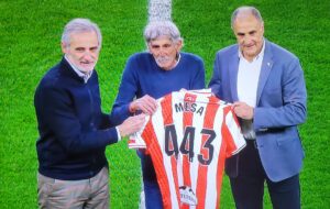 El sanroqueño Manolo Mesa recibe el homenaje de todo el sportinguismo ante un ‘El Molinón’ entregado