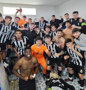 El filial de la RB Linense, muy superior en el derbi frente a la UD Tesorillo (0-2), tiene más cerca el ascenso