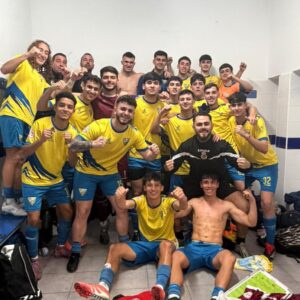 Al Atlético Zabal le cuesta doblegar a un colista con diez desde el 35′, pero gana 0-2 y aún depende de sí para ascender