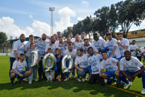 Fiesta en Puente Mayorga: el Recre sube a Segunda Andaluza goleando 8-0 al Rayo Alcalá y alcanza los 104 tantos anotados