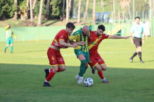 A la UD Los Barrios sólo le salva del descenso las matemáticas al volver a perder, ahora contra el Moguer (1-2)