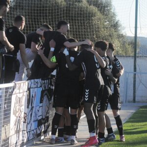 Polémico final en el UD Tesorillo-RB Linense B: empujones, agresiones e invasión de campo de seguidores balonos