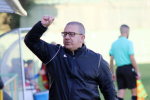 La UD Los Barrios empata (2-2) en casa del colista y puntúa cuatro meses después, pero ya ‘está’ descendido