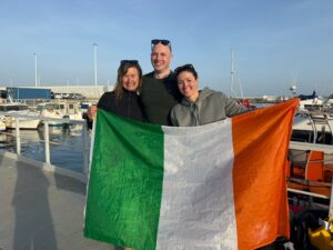 Tres irlandeses, entre ellos una mujer de 63 años, consiguen el reto de cruzar a nado el Estrecho de Gibraltar