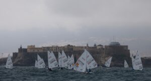 Raquel Retamero, del Real Club Náutico de La Línea, sube posiciones en el Campeonato de España de ILCA 6