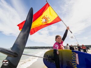 La tarifeñas Nía Suardíaz y Sofia Ginzinger, primera y tercera en el estreno del GWA Wingfoil World Tour