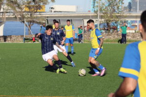 Recreativo Bahía de Algeciras y el filial de la Unión Deportiva Los Barrios cierran la liga con goles y rojas (2-4)
