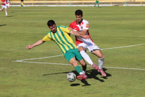 La UD Los Barrios, que acaba con nueve, se despide de su gente con una alegría: empate ante el Espeleño (1-1)