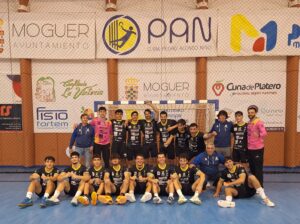 El BM Ciudad de Algeciras cierra la temporada con una derrota en Moguer (28-26) en el adiós de Iñaki Pérez