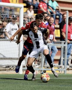La Balona pierde en Dos Hermanas (2-0) y sólo las derrotas de Bollullos y Cádiz C le dejan aún en ‘play-off’