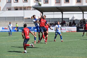 El CD Guadiaro, que vence 2-0 en el 31′, gana en el 82′ (3-2) al líder y se mete en puestos de ‘play-off’ a falta de una jornada