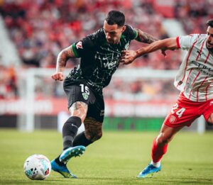 El Elche CF del linense ‘Tete’ Morente logra la permanencia en LaLiga EA Sports tras empatar (1-1) en Girona