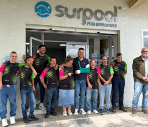 Piscinas Surpool entrega los nuevos maillots de ciclismo a los componentes del taller BTT de Apadis
