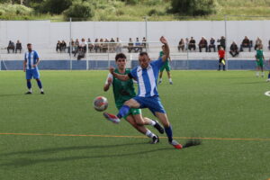 El Atlético Pastores remonta, pero se lleva un corto botín (3-2) para la visita del domingo a San José del Valle
