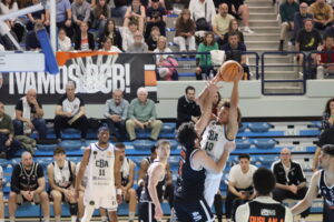 El Vitaly La Mar BC Badajoz hace sudar al CB Algeciras (88-86) para proclamarse campeón de la Conferencia D