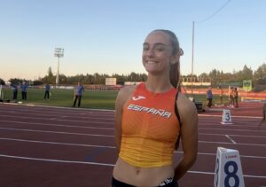 La atleta algecireña Elena Ruiz Porras luce con España en el Relevo Mixto 4×400 y bate el récord nacional Sub-18