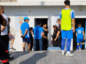 El Atlético Pastores-CD Benalup, suspendido por una ‘pedrada’ al auxiliar tras un penalti fallado por los visitantes (17′)