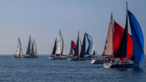 El ‘Castañer Yatch’, del RCM Sotogrande, primero en llegar a Ceuta y en ganar a la caída del viento
