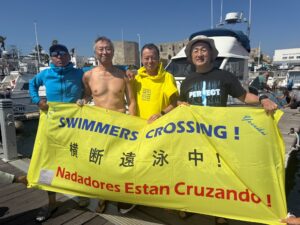 Cuatro veteranos nadadores llegados desde Japón logran unir Tarifa y Punta Cires en cuatro horas y 18 minutos