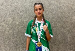 La tarifeña Paula Sánchez revalida su título de campeona de España de kickboxing; la sanroqueña Paula Zapata es bronce