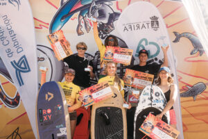 La local Nía Suardíaz, subcampeona del VII Tarifa Wing Pro, con su paisana Sofía Ginbzinger (13 años) en cuarta posición