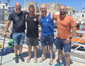 Un deportista vasco y tres catalanes consiguen cruzar a nado el Estrecho de Gibraltar en poco más de cuatro horas