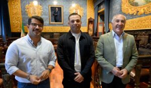 El algecireño Álvaro Leiva recibe el reconocimiento municipal tras la temporada de su debut en Primera División