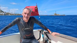 El nadador británico Alan Coley-Smith, de 62 años, une a nado Tarifa y Punta Cires en sólo cuatro horas