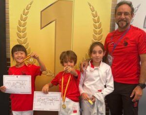 León Cerrada y Chiara Tin Yue Tjiong, del Club Internacional AndaluZia, campeones de España de esgrima