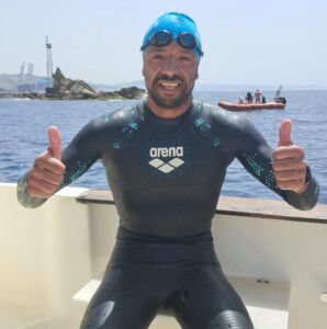 El chipriota Hassan Ilker, de 39 años, consigue cruzar a nado el Estrecho de Gibraltar en una travesía de sólo ¡tres horas!