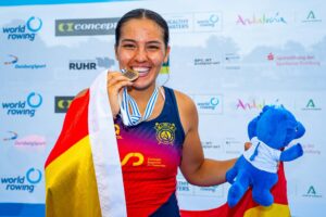 La joven remera linense Esther Fuerte se hace con la medalla de bronce en el Campeonato del Mundo Sub-23 en Duisburgo
