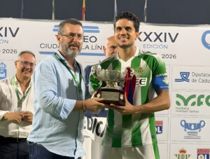 El Real Betis arrolla al Olympique de Lyon (4-0) y se lleva a sus vitrinas el XXXIV Trofeo ‘Ciudad de La Línea’