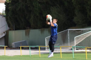 El meta galo Tao Paradowski ya es uno más de un Algeciras CF que se entrena bajo el calor de Los Barrios