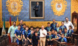 Las plantillas alevín e infantil del Club Waterpolo Algeciras son recibidas por José Ignacio Landaluce y Jorge Juliá