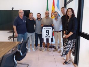 Averbal reconoce la trayectoria del sanroqueño Stoichkov que ante el alcalde linense dice que se retirará «en la Balona»