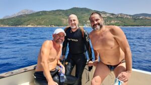 Tres españoles, dos de ellos sin neopreno, consiguen nadar desde Tarifa hasta Punta Cires, en Marruecos