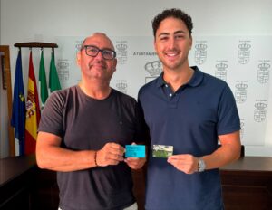 El Facinas Club de Fútbol presenta junto al alcalde el carnet de socio para la nueva temporada en Tercera Andaluza