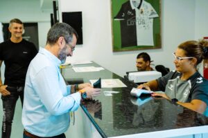 Juan Franco renueva su abono de la RB Linense y se muestra «muy confiado» en lograr el ansiado ascenso a Segunda RFEF
