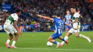El linense ‘Tete’ Morente se estrena en liga 26/27 con el Elche CF en el empate (1-1) del conjunto ilicitano en A Coruña