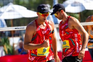 Adrián Gavira, junto a Alejandro Huerta, se mete en las semifinales del Campeonato de España de vóley playa