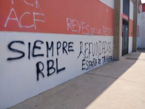El ‘Nuevo Mirador’ aparece vandalizado con pintadas contra el Algeciras CF y en favor de la Real Balompédica Linense