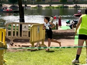 El joven chisparrero Mateo Vázquez Gil termina cuarto en el V Acuatlón de Menores ‘Isla de la Cartuja’, en Sevilla