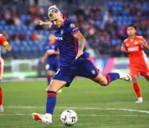 El sanroqueño Stoichkov estrena su cuenta goleadora con el primer tanto de la aplastante victoria (9-0) del Johor