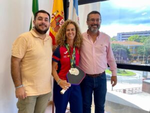 La linense Elena Bonilla González, doble medalla de plata en el Mundial de pickleball, recibida en el Ayuntamiento
